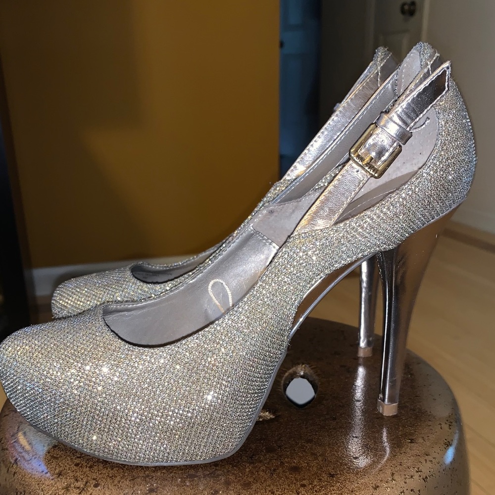 Shoes - Picture 3 of 8